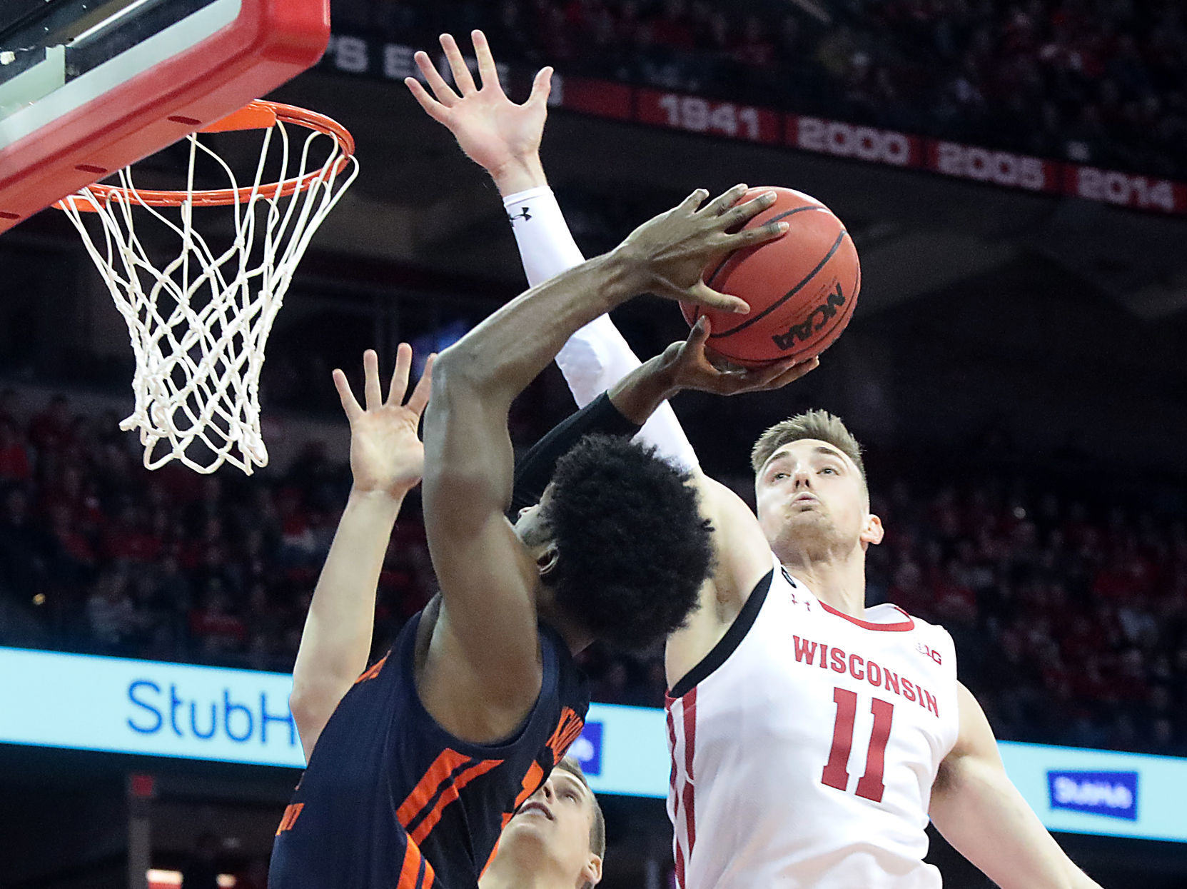 Fighting Illini 71, Badgers 70